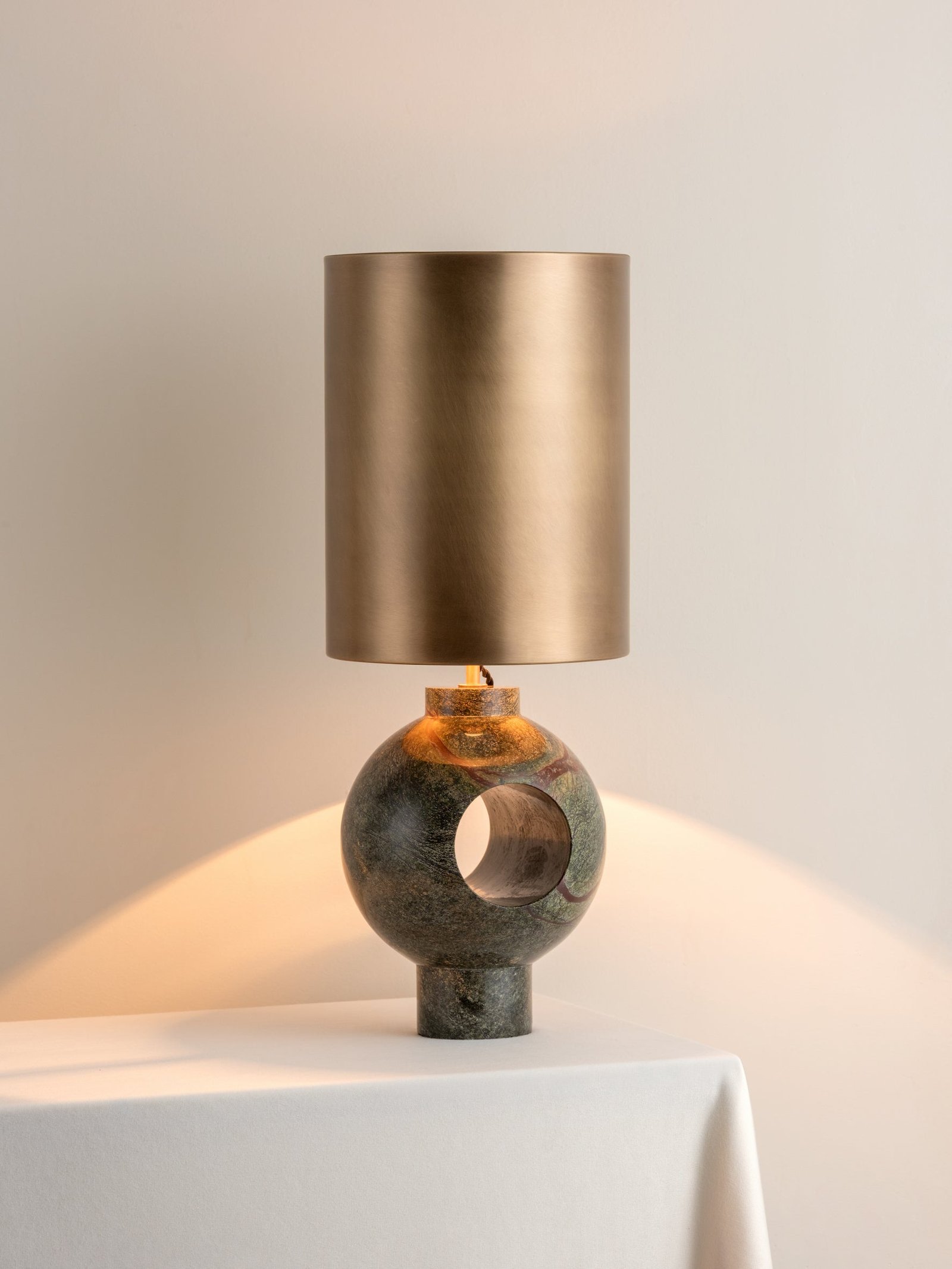 Editions marble lamp with + aged brass shade - Image 2