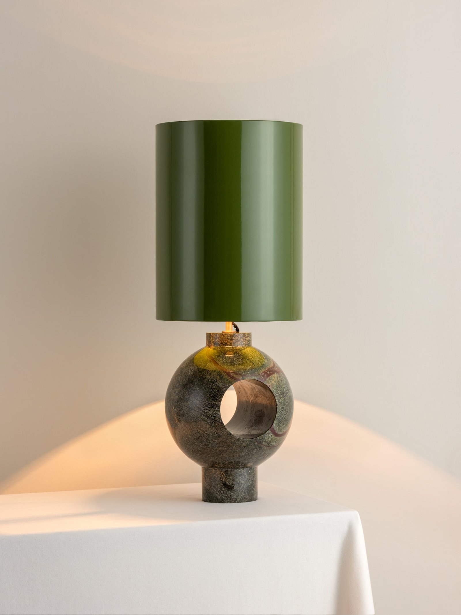 Editions marble lamp with + green lacquer shade - Image 2