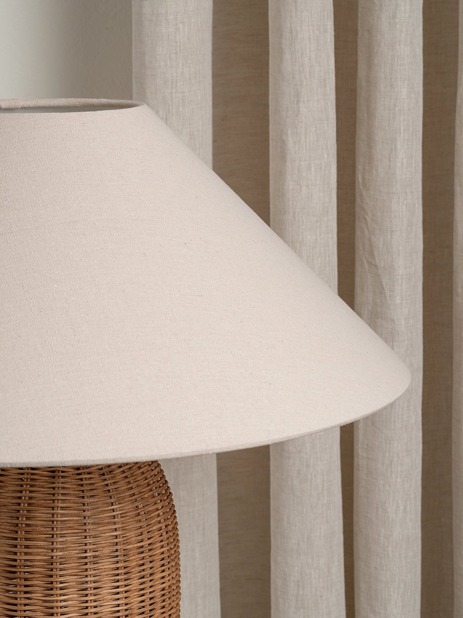Ensia - extra large rattan table lamp - Image 5