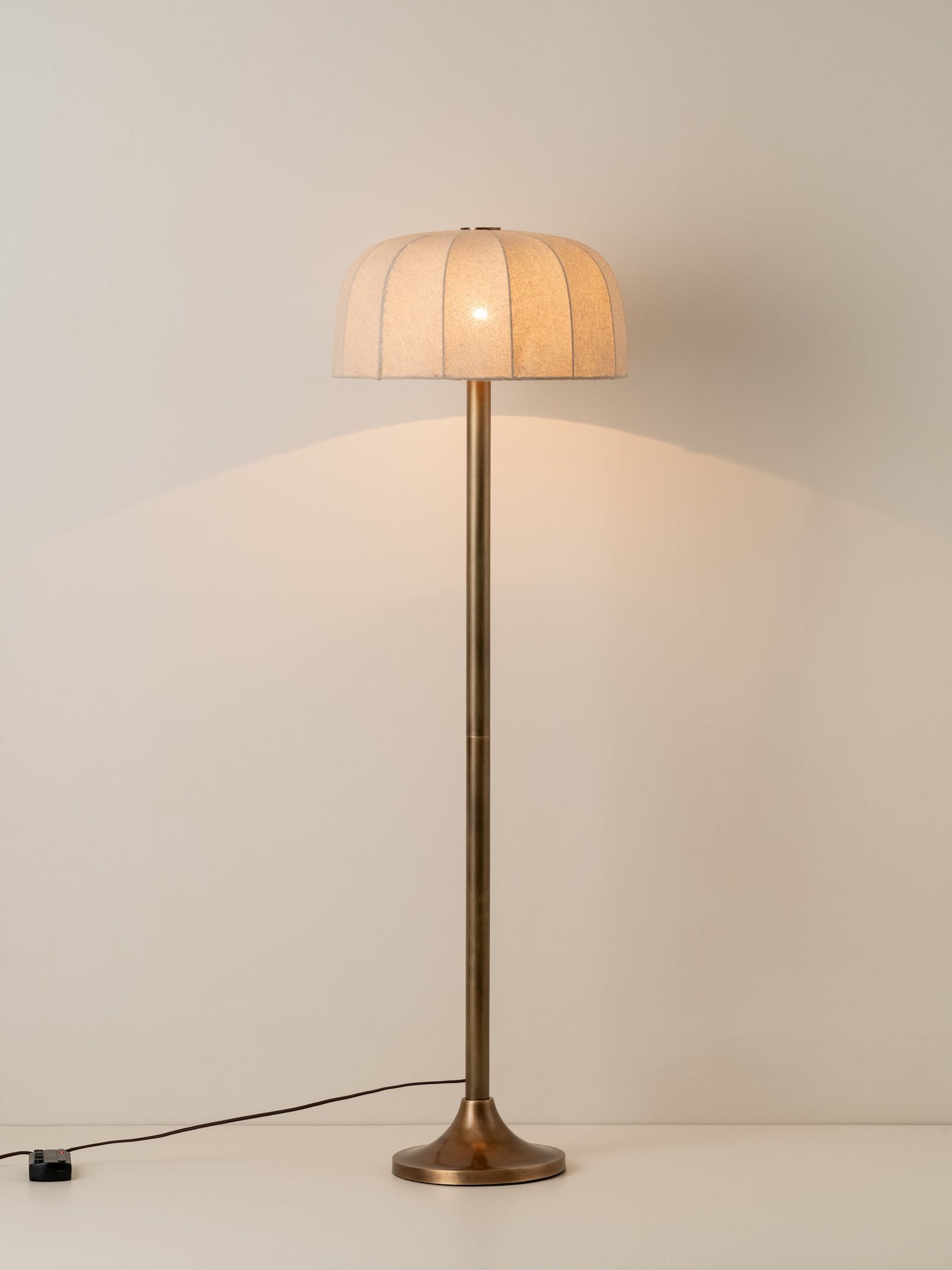 Ottino - aged brass and linen floor lamp - Image 2