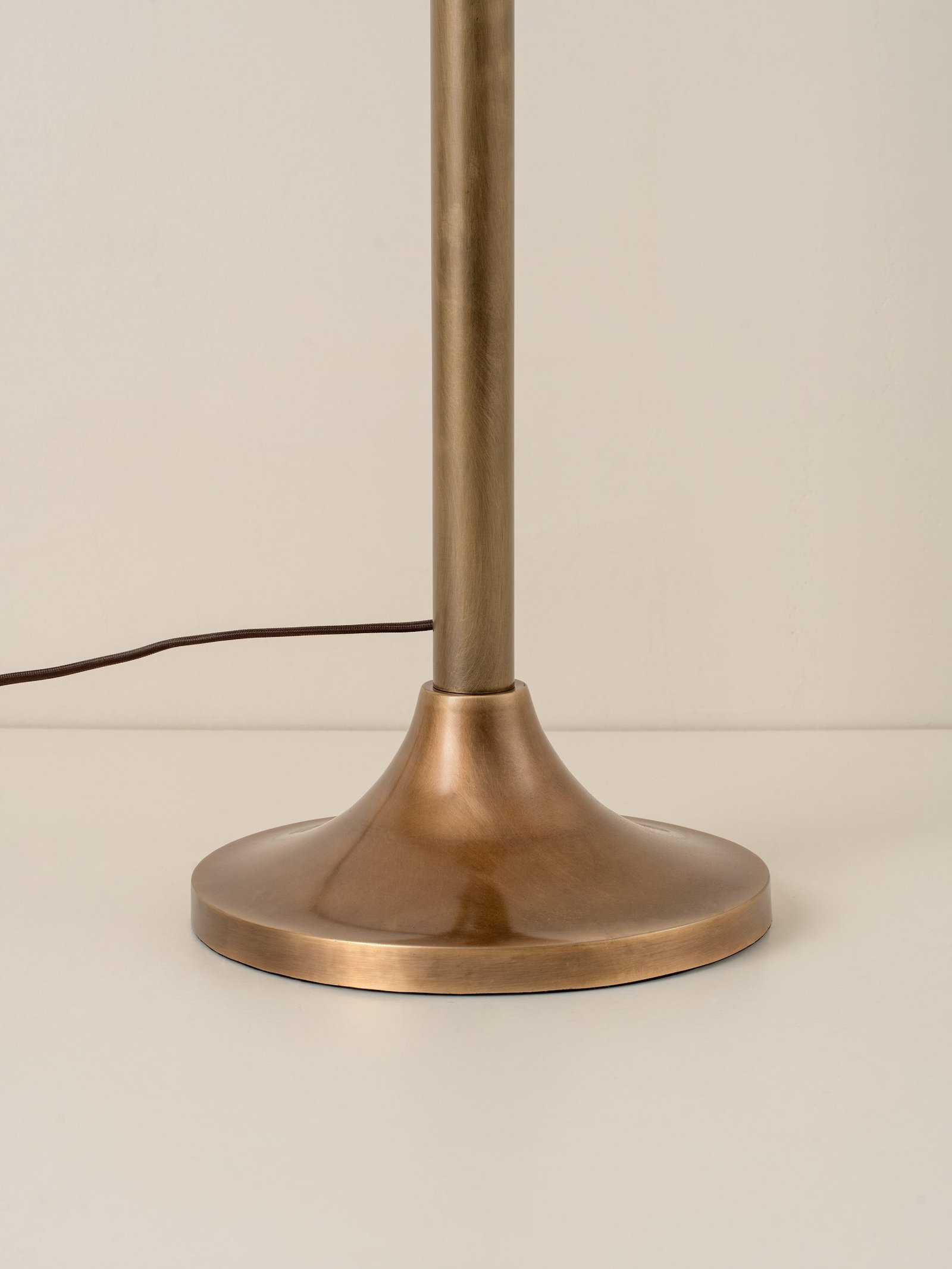 Ottino - aged brass and linen floor lamp - Image 4