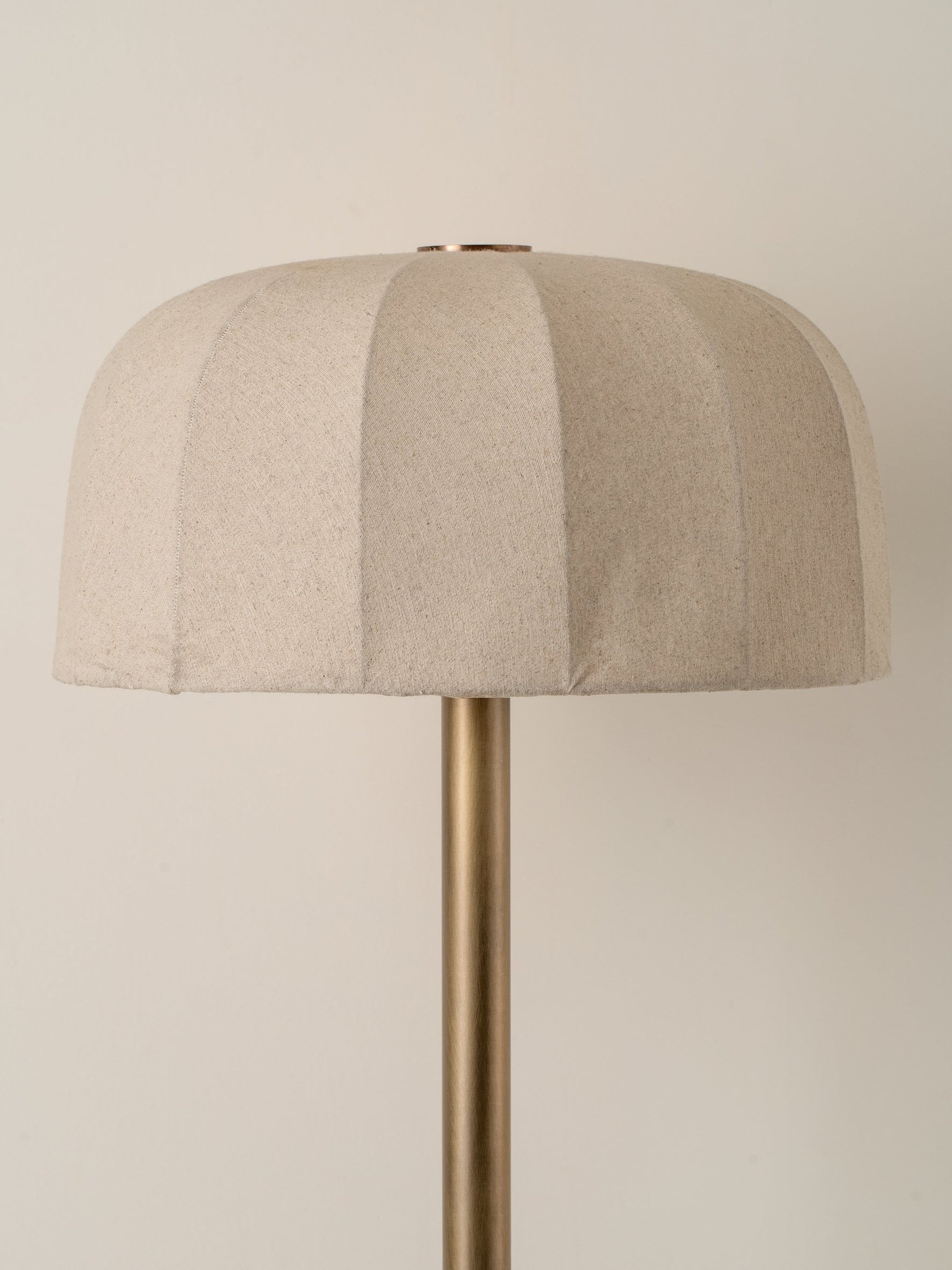 Ottino - aged brass and linen floor lamp - Image 5